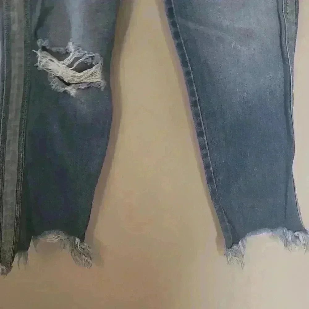 Hidden High Rise Distressed Crop Jeans Size 28 - Picture 6 of 7